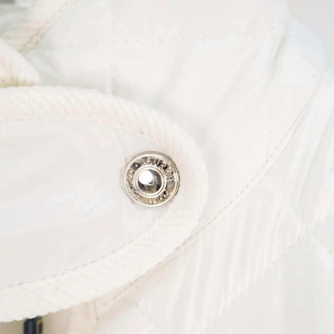 P390 zp version [Exclusive supply] Ralph Lauren/Ralph Lauren 2025aw autumn and winter popular items diamond-shaped quilted embroidered corduroy strips imitation feather jacket jacket Correct three-pocket version Slight waist design Free matching neckline ✅ Facial filling imitation feather cotton Three-in-one diamond-shaped quilted embroidery Soft and comfortable ✅ Customized double-circle brand hardware buckle back waist freely adjustable elastic design ✅ RL three-color diamond plaid cotton jacket 100% restoration Corduroy strips running through the whole body, no knots and no overlap, artificial curling, fine workmanship, highly recommended, rare cotton jacket that does not look bloated, can be worn as an inner layer in the north, can be worn with multiple necklines, elastic waistline on the back, freely adjustable waist, matte memory technology on the face, giving a cotton feel, not to be missed, highly recommended, color: black, white, gray green, khaki, navy, size: S M L XL, number: WW10949